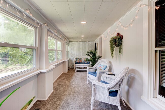 Porche soleado para las cuatro estaciones - 4401 Strawberry Plains Pike