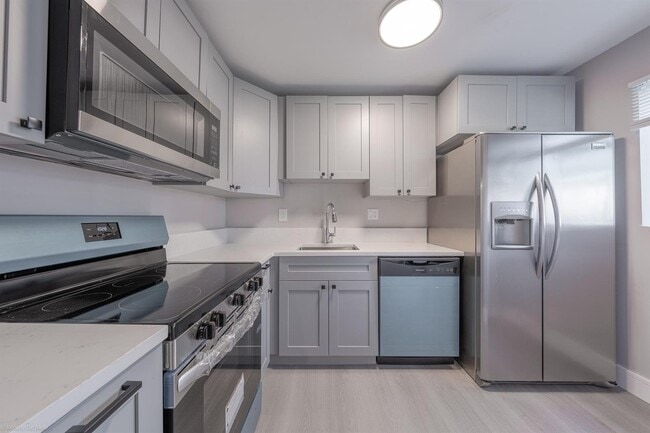 Building Photo - 105 Gardens Dr