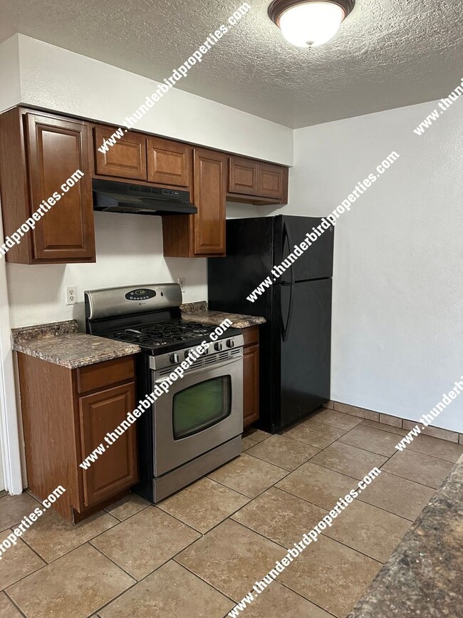 Building Photo - Great NE 3 bedroom- MOVE IN SPECIAL!! $250...