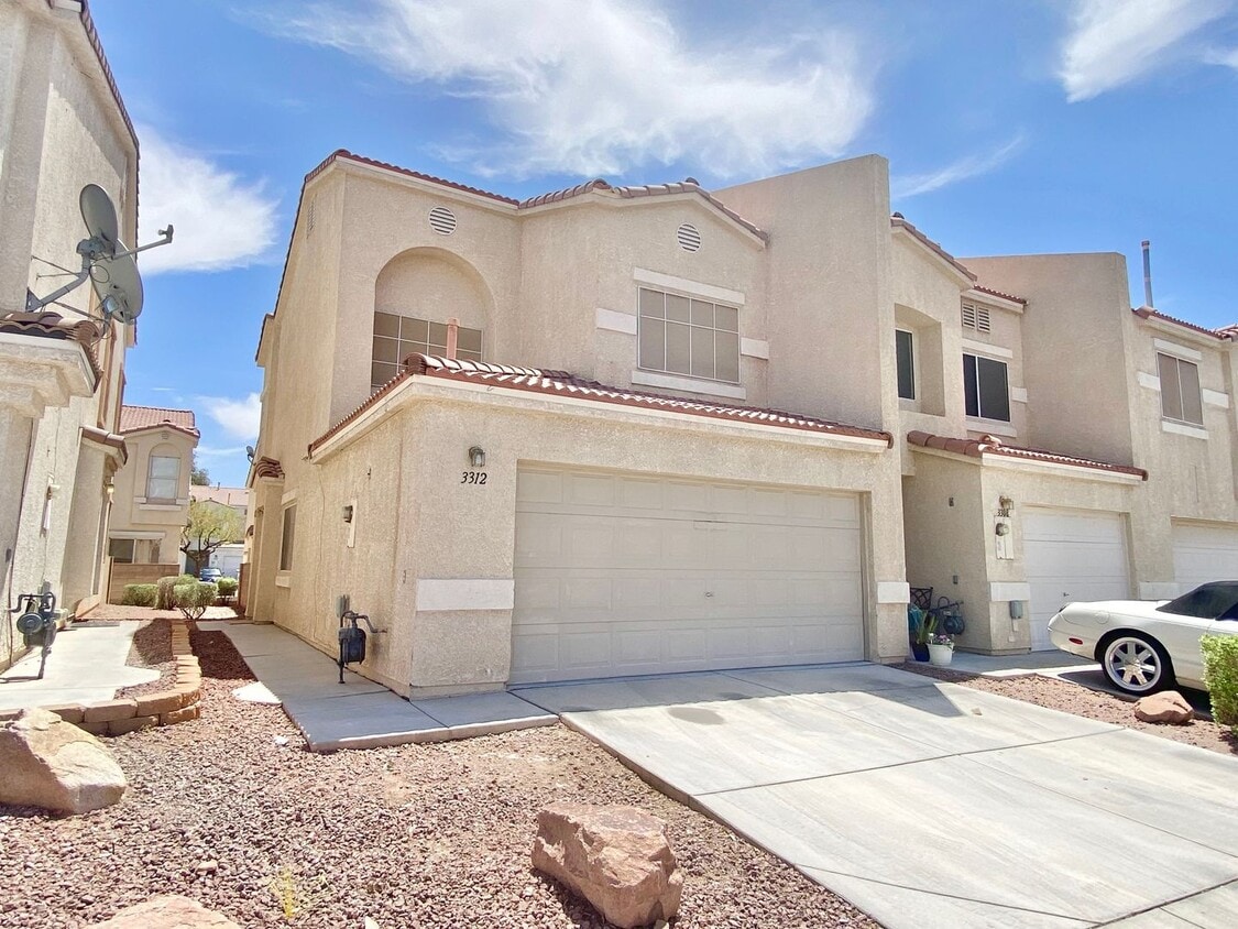 Primary Photo - STUNNING 3 BEDROOM 2.5 BATH HOME LOCATED I...