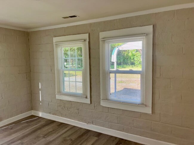 Building Photo - One bedroom, 1 bath house in Mebane