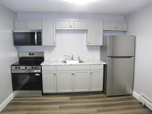 Building Photo - 1225 Bodwell Rd