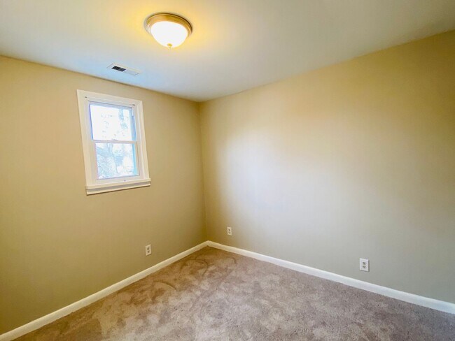 Foto del edificio - Very Spacious 5bdrm/2bth Bungalow Located in South Richmond w/Privacy Fenced Back Yard!!