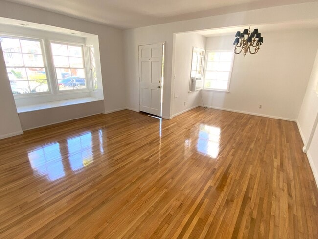 Building Photo - Manhattan Beach Family Home in the heart o...