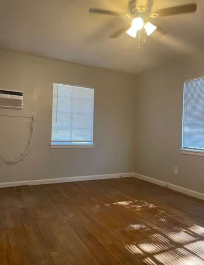 Building Photo - Charming Home Available June 15th