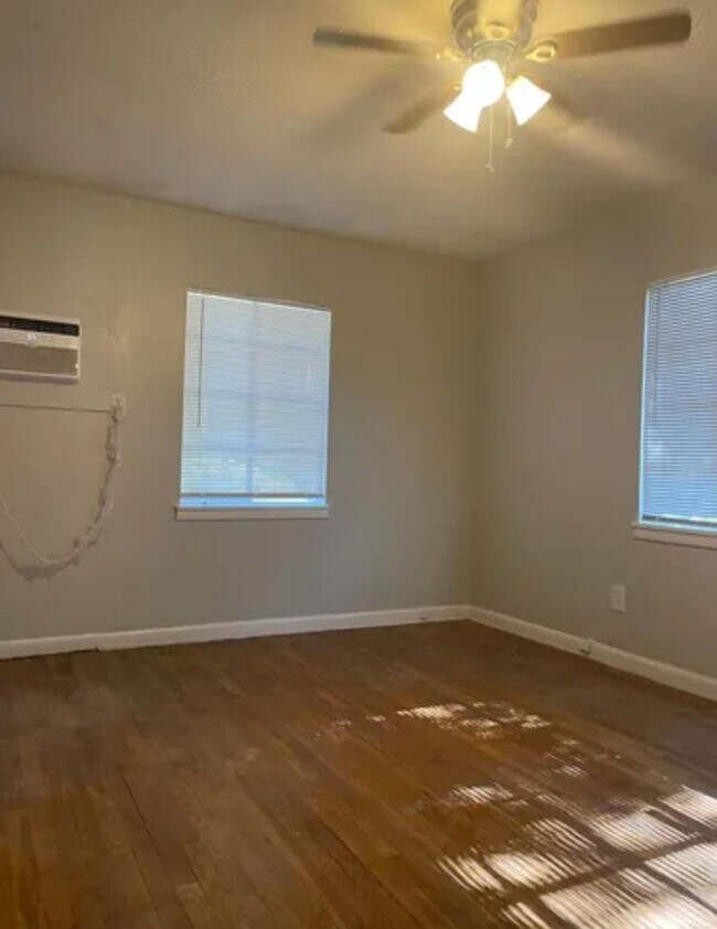 Foto del edificio - Charming Home Available June 15th