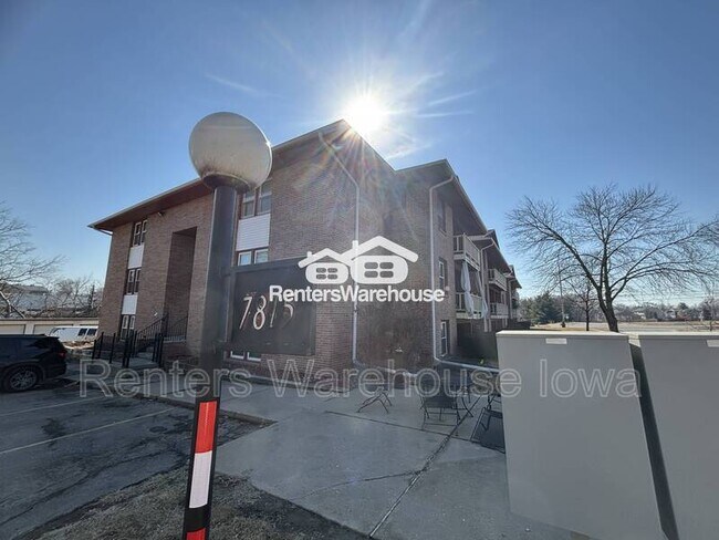Building Photo - 7815 Douglas Ave