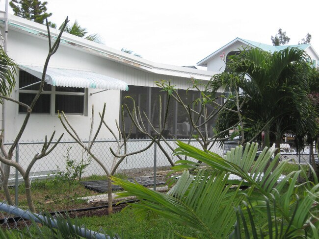 Building Photo - 183 E Cahill Ct