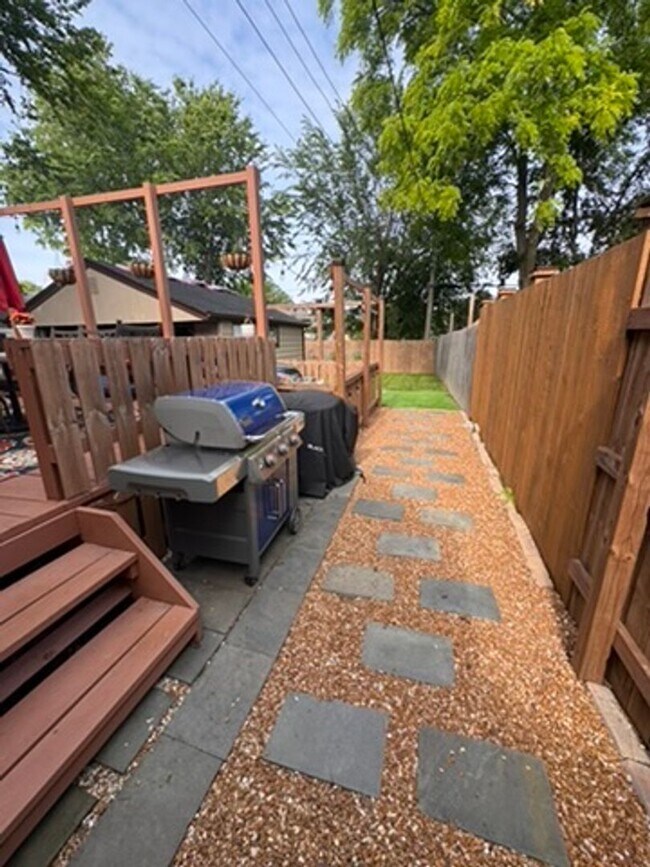 Foto del edificio - AVAILABLE SEPTEMBER 1: Updated 4-bedroom single family home on a quiet block- with 2 kitchens, 2 ...