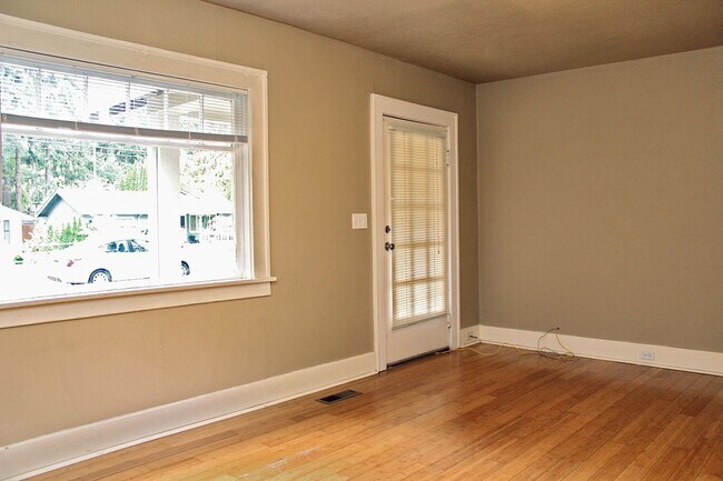Foto del edificio - Cute 2 Bedroom Bungalow w/Hardwoods in Cov...