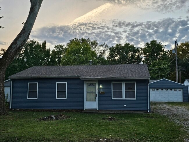 Building Photo - HOUSE FOR RENT _ 3 bed, 2 car garage, 1 st...