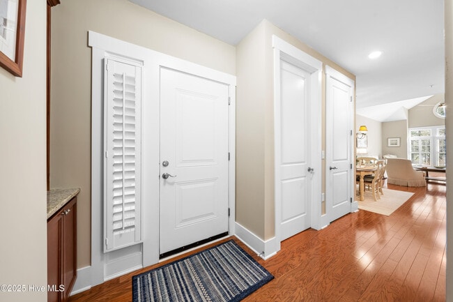 Building Photo - 2537 St James Dr SE
