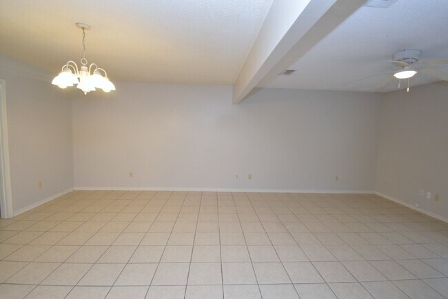 Foto del edificio - 2 bedroom 2 bathroom Townhome in West Pens...
