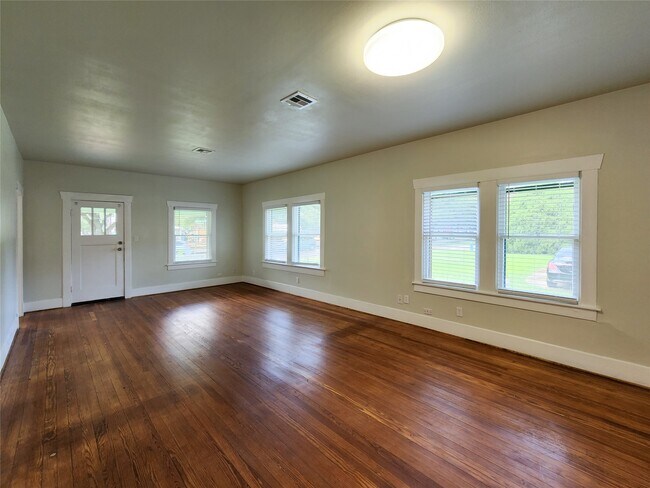 Foto del edificio - 745 E 18th St