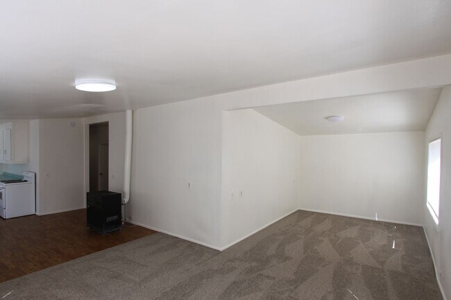 Foto del edificio - Charming 3-Bedroom Apartment with Garage &...