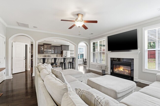 Foto del edificio - Spacious 4/3 Available July 15th