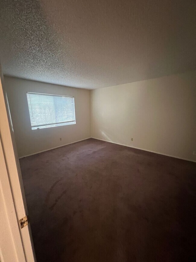 Foto del edificio - $2,475 3 Bed/2 Bath House -Country Club Estates neighborhood