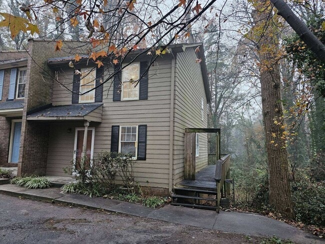 Building Photo - CHARMING 2 BEDROOM TOWNHOME-1/2 MILE FROM ...