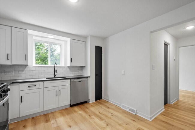 Foto del edificio - READY FOR MOVE IN! FULLY RENOVATED 2-BEDRO...