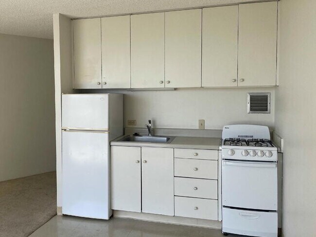 Foto del edificio - HOLIDAY VILLAGE studio, sec, A/C, lanai, pool