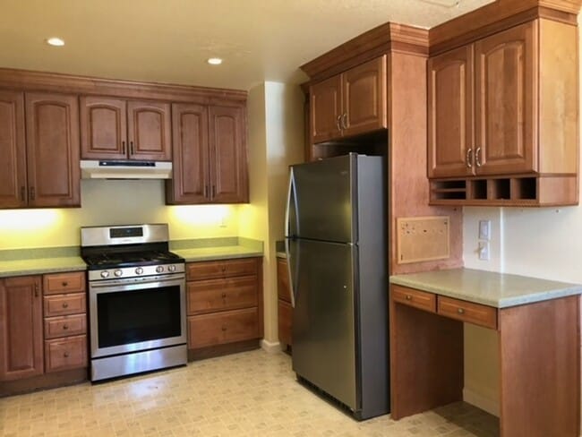 Foto del edificio - Charming Court Home Near Schools & Parks