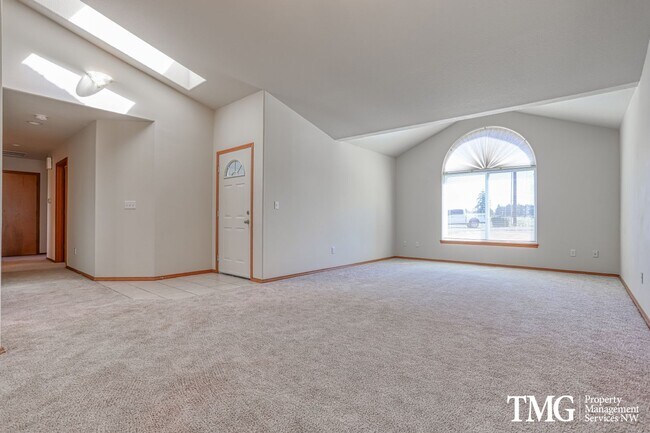 Building Photo - Ranch style 3 Bedroom Home In Country Sett...