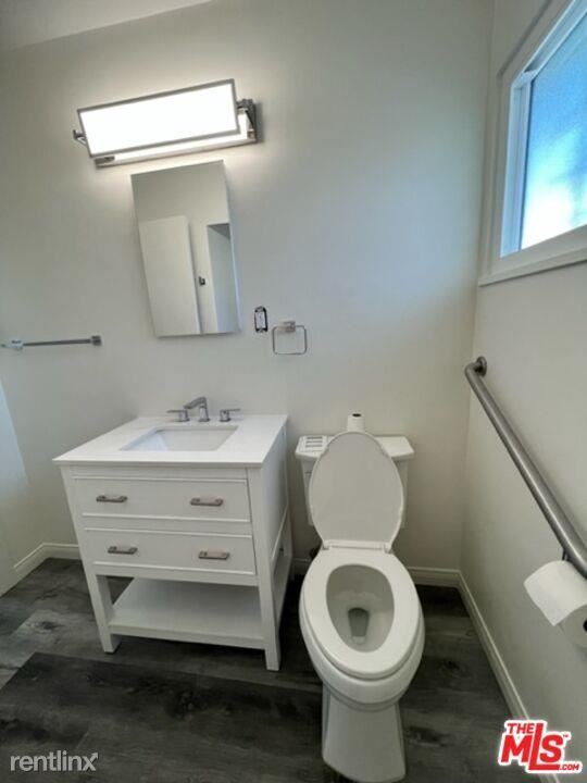 Building Photo - 1 br, 1 bath Condo - 605 N Doheny Dr Apt C