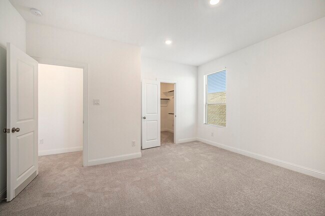 Building Photo - 3210 Blue Grama Bnd