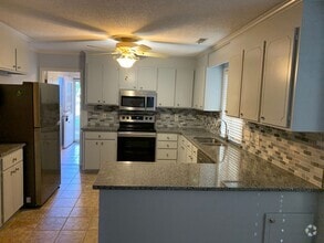 Building Photo - 8718 Golf Ridge Dr