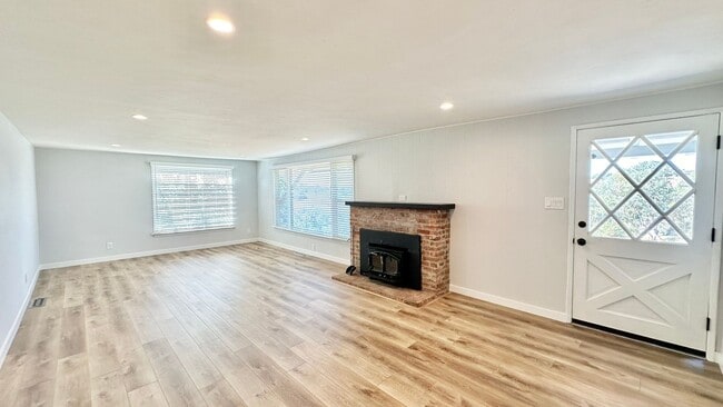 Building Photo - Wonderfully Updated & Remodeled Single Sto...