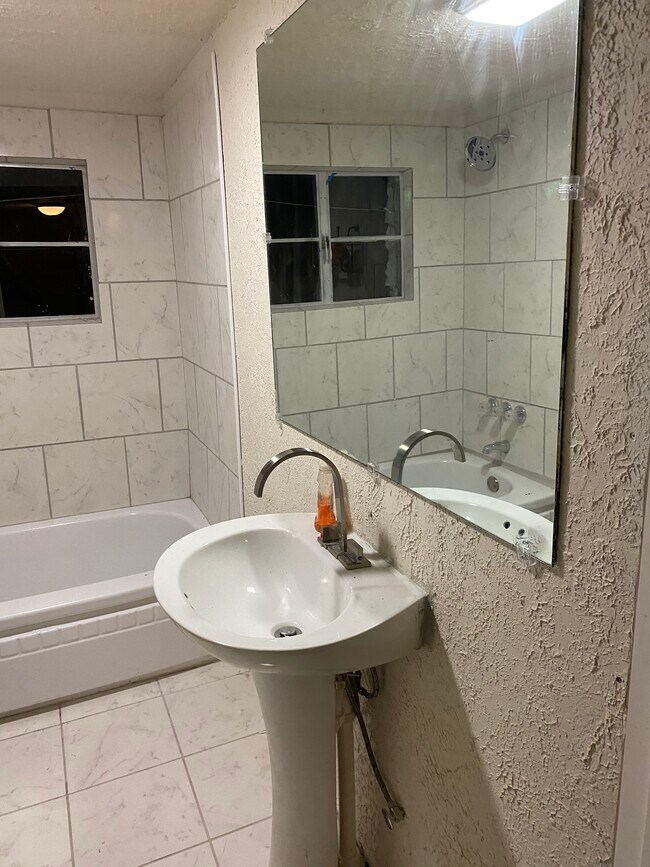 Foto del edificio - 512 N Spiece Ave
