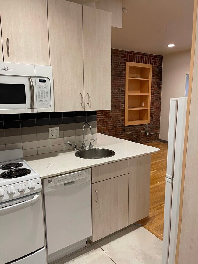 Building Photo - 144 Bowdoin St