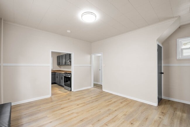 Foto del edificio - Stunning 2 Bedroom home in McKees Rocks available July 1!