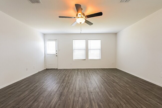 Foto del edificio - 1040 Crestview Dr