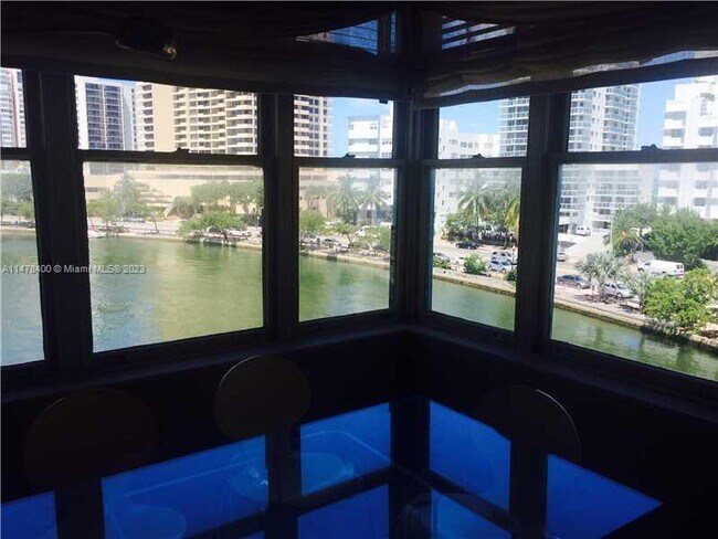 Foto del edificio - 2421 Lake Pancoast Dr