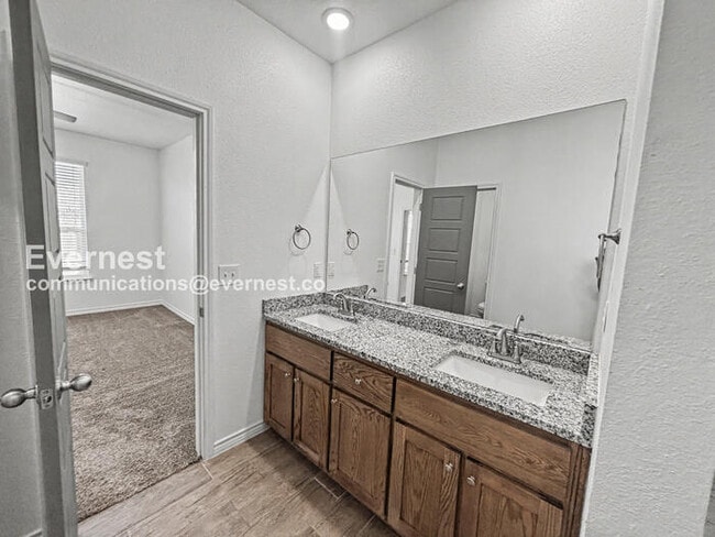 Building Photo - Limited Time Special Offer / 3 Bed, 2 Bath Home with Garage / Pet-Friendly / Vouchers Accepted / ...