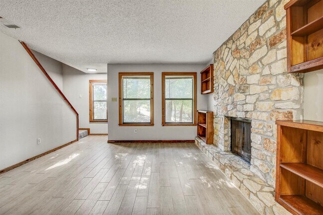 Building Photo - 104 Laurelwood Dr N