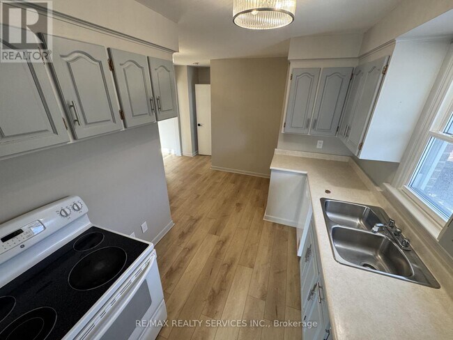 Building Photo - 44 Carlyle Crescent