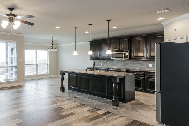 Building Photo - 1304 River Oak Ln