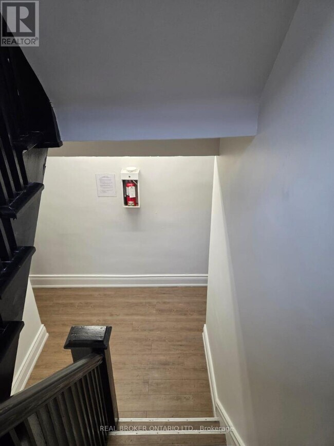 Photo du bâtiment - 983 Main St E