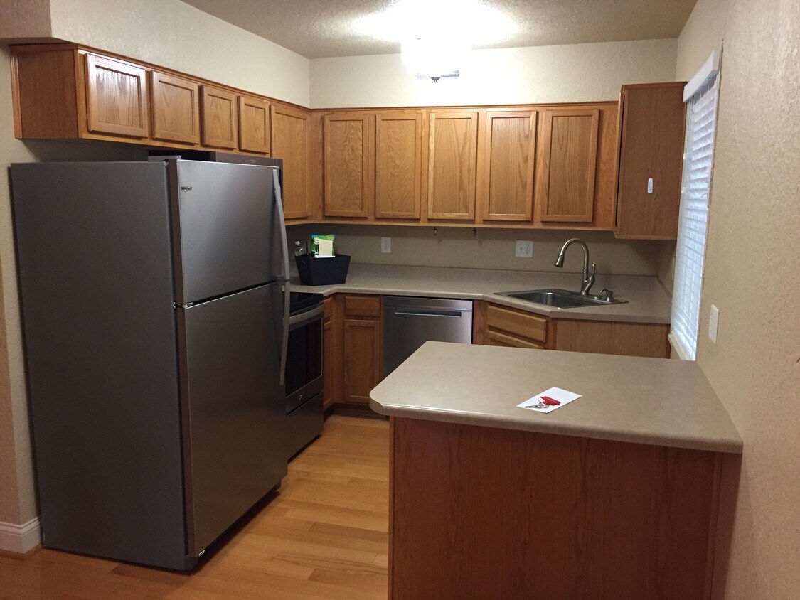Kitchen - 411 Grandview Ct