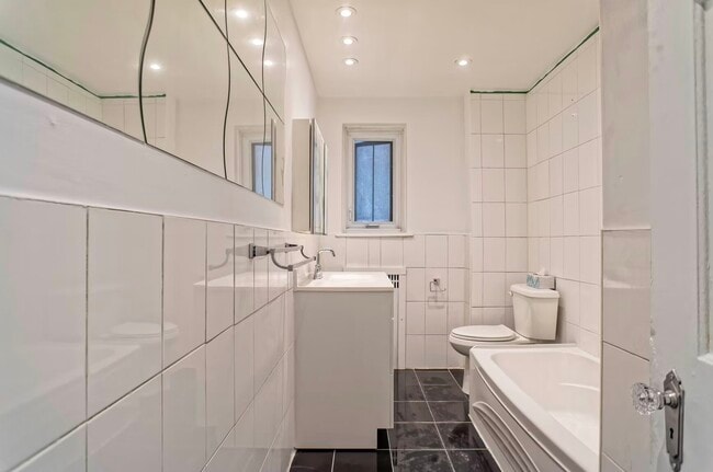 Building Photo - 4650 Av Bonavista