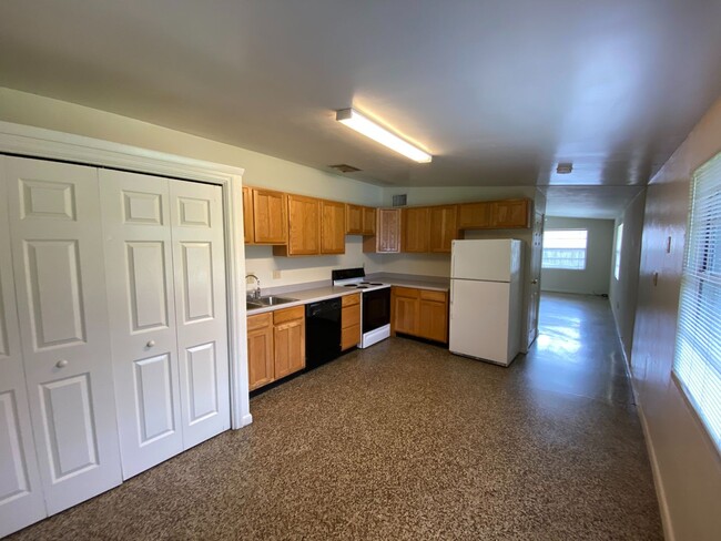 Building Photo - 2/1 Duplex Near Downtown!!!