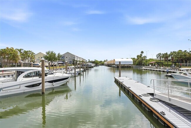 Foto del edificio - 3162 Moorings Dr S
