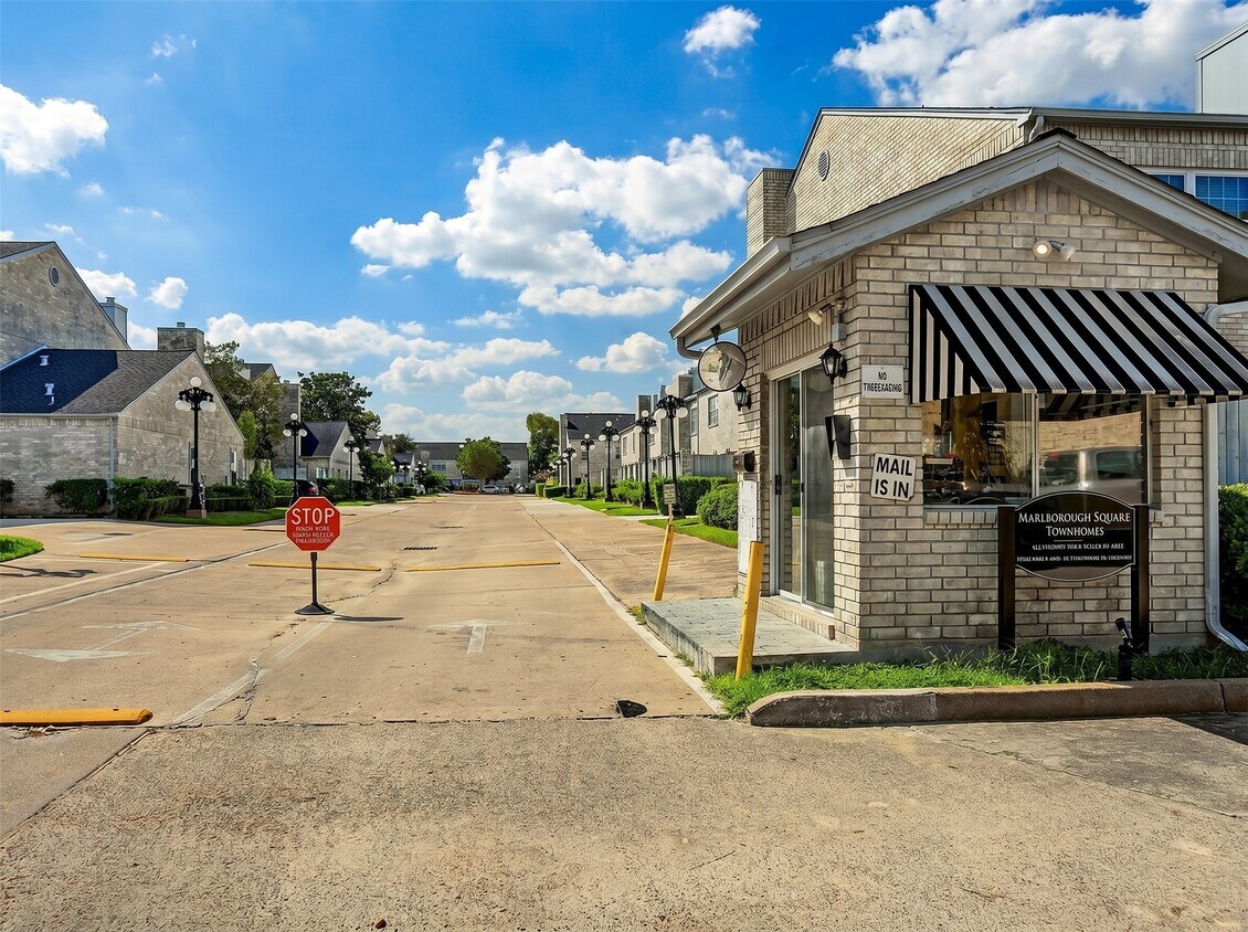 Building Photo - 384 Wilcrest Dr