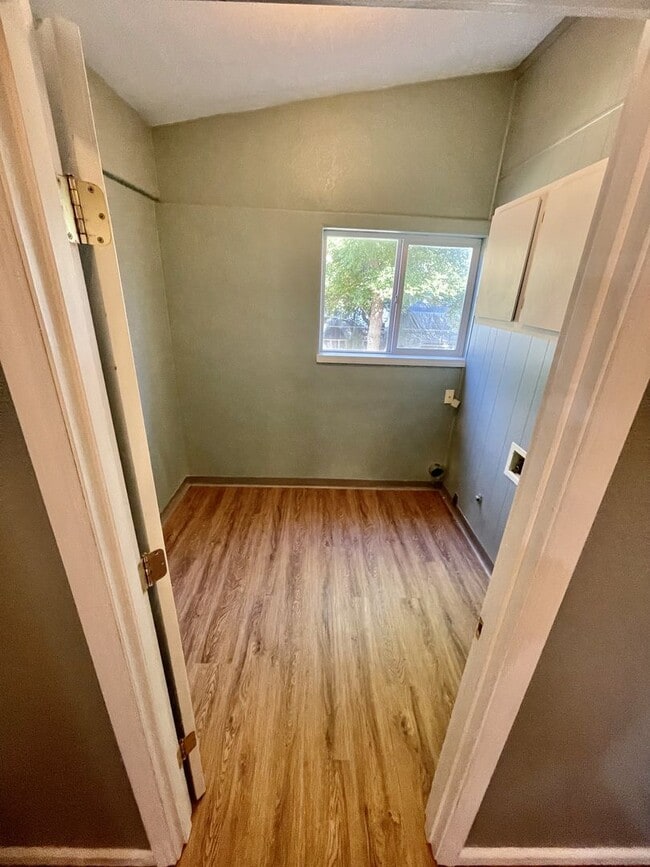 Building Photo - 3 bedroom 2 bathroom house