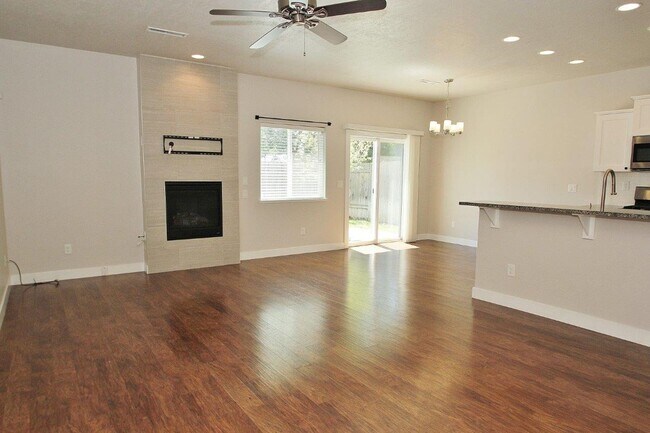 Foto del edificio - Immaculate Townhouse in Quiet Community