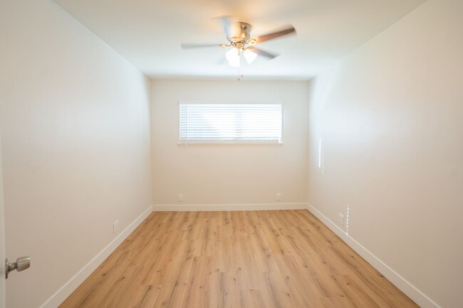 Building Photo - Spacious 1/1 Located in Central Torrance