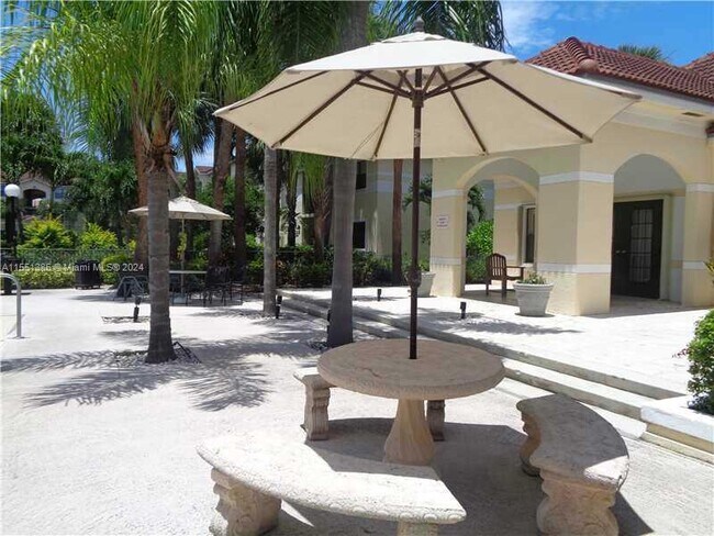 Foto del edificio - 570 S Park Rd