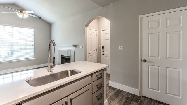 Building Photo - Available Now – Modern Apartment for Rent